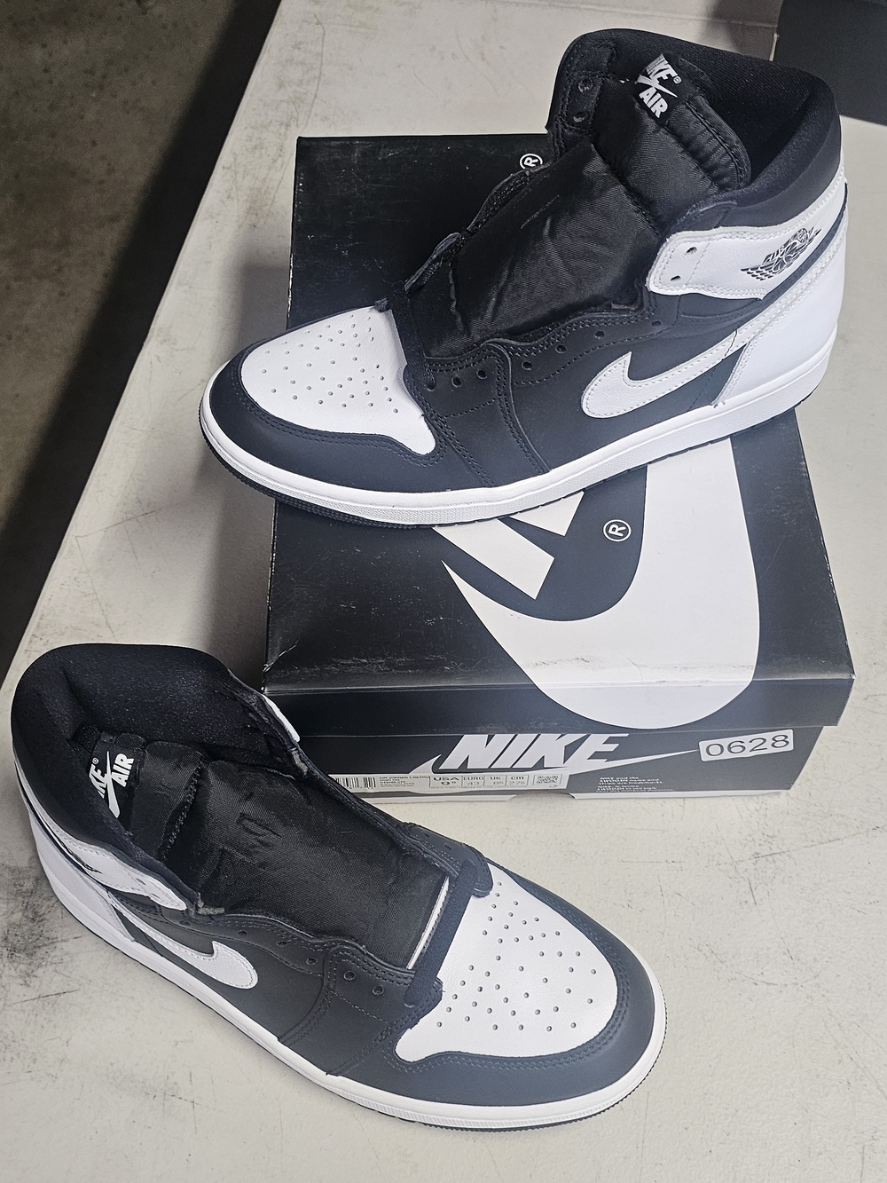 Nike Air Jordan Retro 1 Mid - Black & White 9.5 Mens